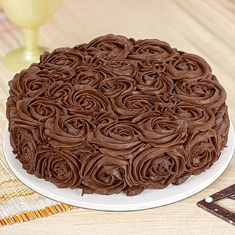 Yummy Chocolate Rose Cake