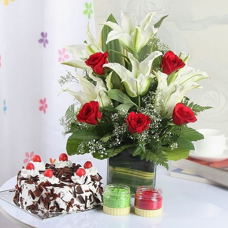 Enticing Flowers Vase With Cake & Gulal